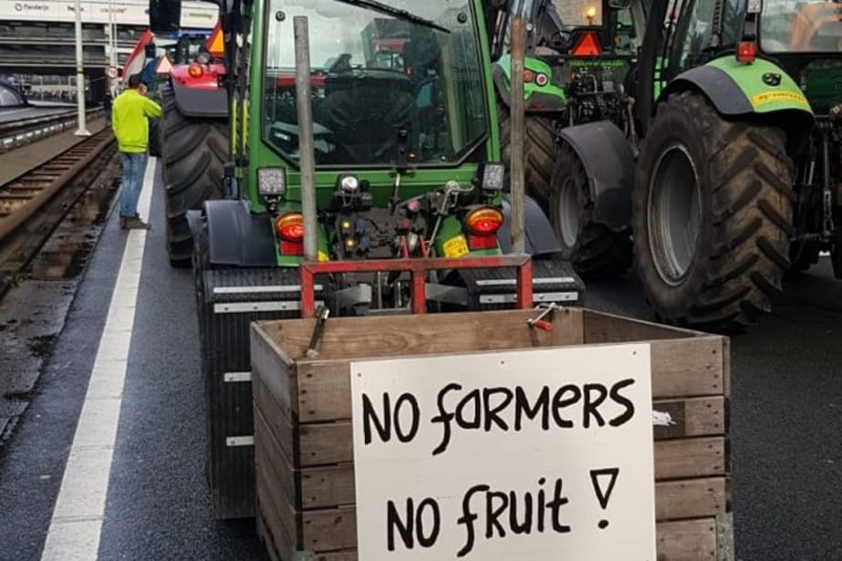 Holdenderscy rolnicy protestują –  ciągniki zablokowały autostradę