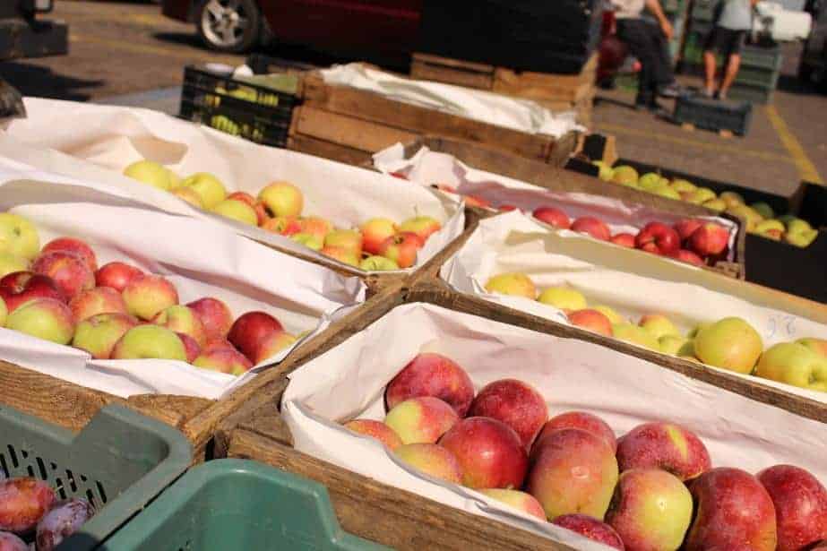 Przegląd cen jabłek deserowych w grupach i na rynku hurtowym