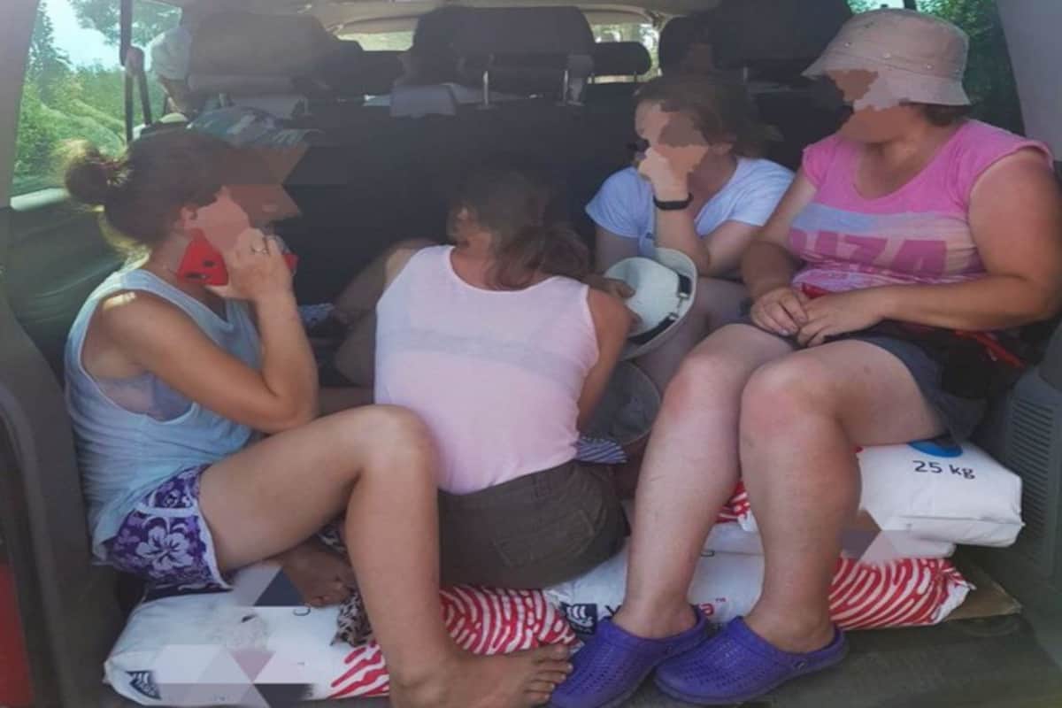 W busie jechało o siedem osób za dużo. Pasażerowie siedzieli na workach z nawozem