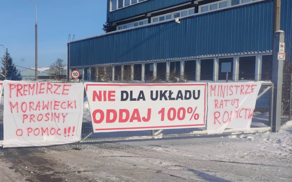 Producenci owoców i warzyw protestowali pod przetwórnią Kampol-Fruit w Rykach 