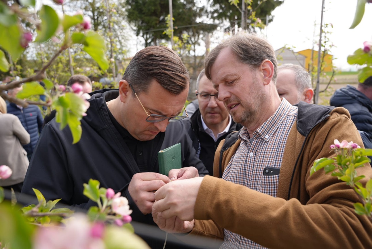 „Nie zostawimy nikogo bez pomocy”. Minister rolnictwa zapowiada wsparcie po fali przymrozków