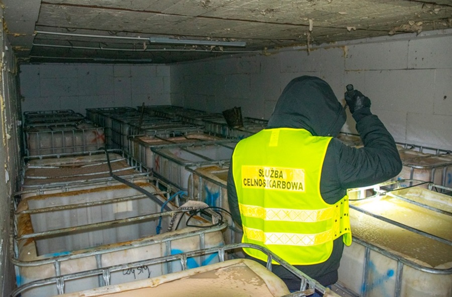 Bimbrownia w prywatnym gospodarstwie zlikwidowana. Ponad 55 tys. litrów zacieru przejęte przez KAS