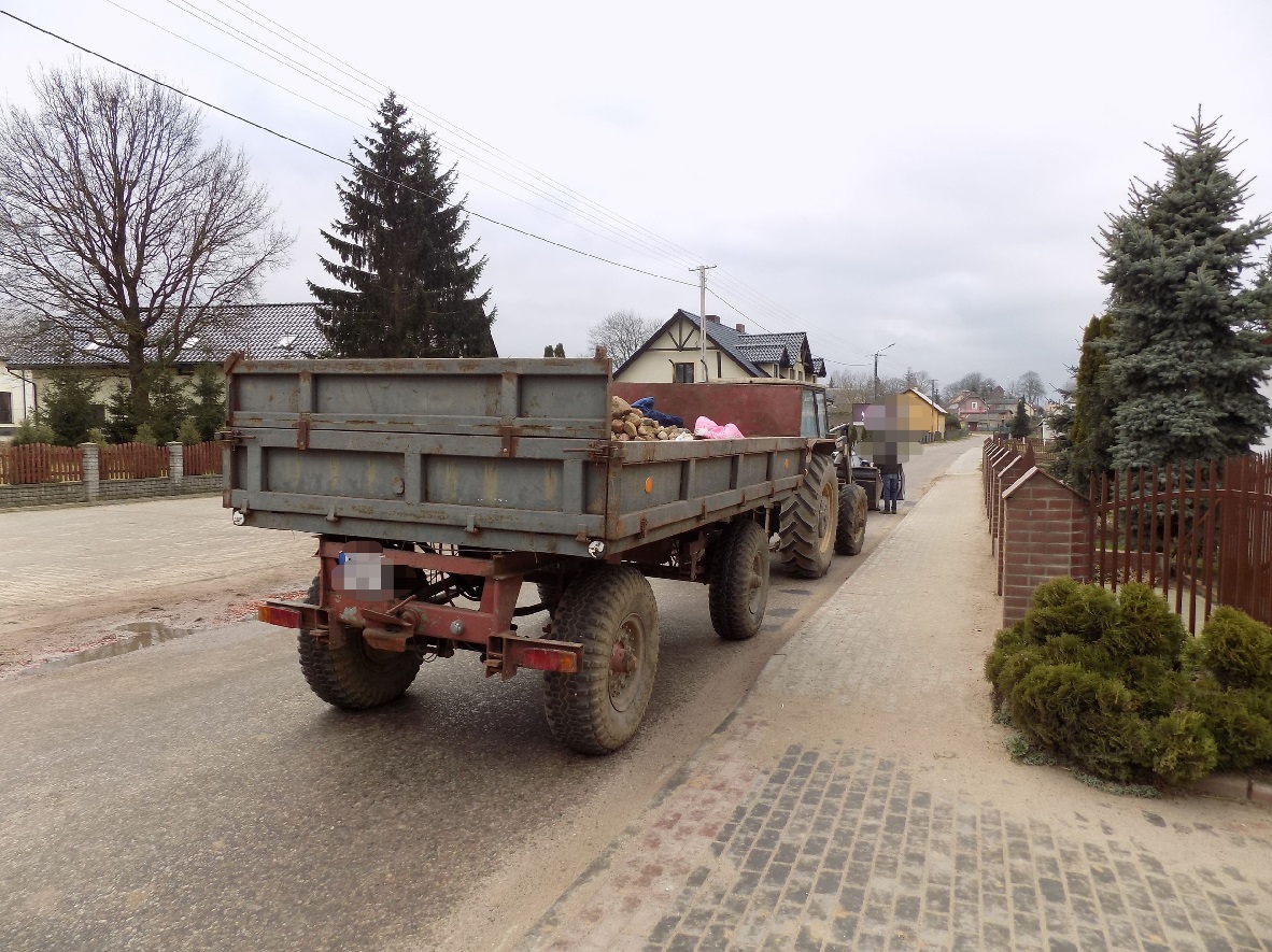 Koniec z przewozem ludzi na przyczepach. Nowe prawo, wysokie kary i utrata prawa jazdy
