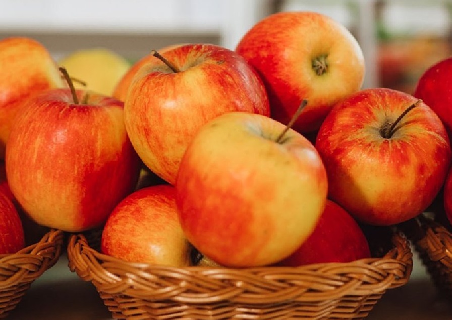 Jabłka najpopularniejszym owocem w listopadzie 2025 – przybyło ponad milion konsumentów