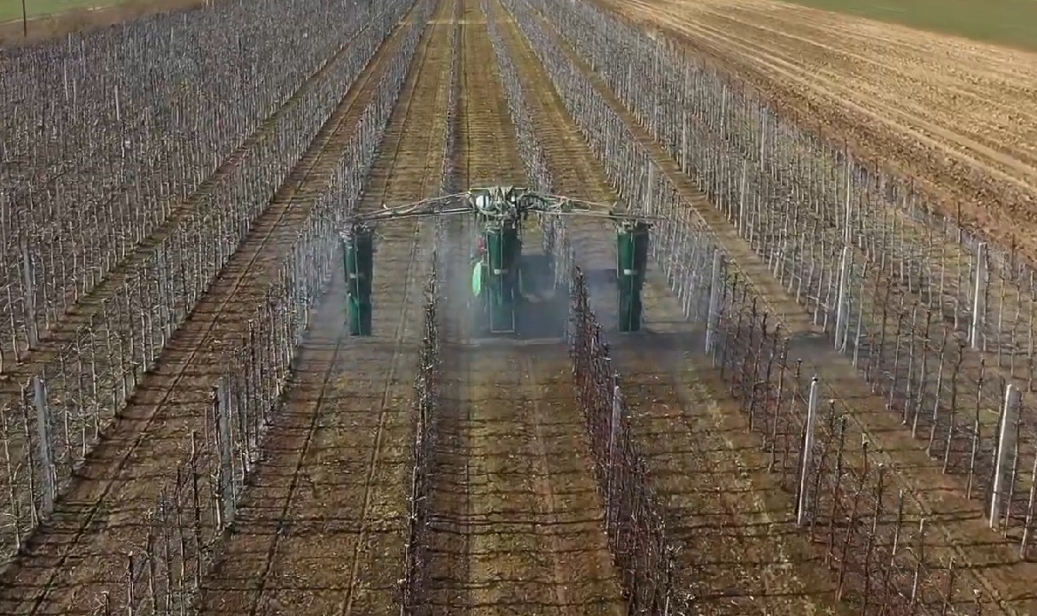 Pierwsze zabiegi w sadzie jabłoniowym u Braci Palus