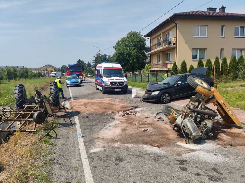 Ursus zjeżdżał na pole i doszło do zderzenia. Rolnik trafił do szpitala
