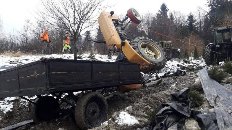 Ciągnik z przyczepą wywrócił się na operatora