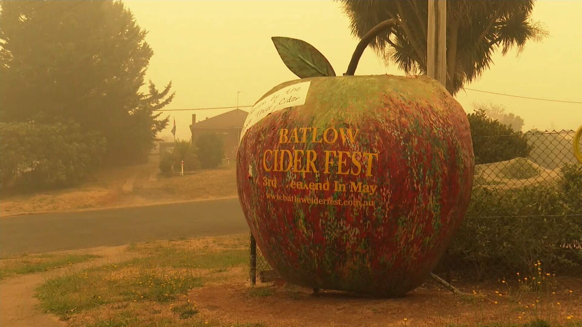 Australia: Płonie busz, a także sady